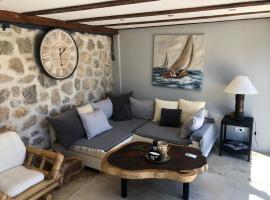 Private Cottage in olive grove with heated Pool，位于维尼斯切的酒店