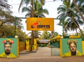 Whoopers Hostel Anjuna, Goa，位于安君纳的酒店