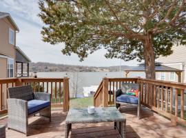 Cozy Camdenton Cottage with Deck and Boat Dock Access!，位于卡姆登顿的酒店