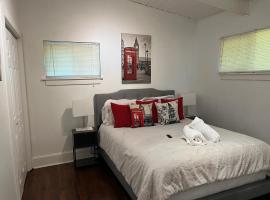 Bright & Comfy 5 star Location Large Deck Oasis，位于亚特兰大的酒店