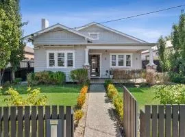Bellarine cottage- Central Geelong, parking, 2 bedroom, 2 bathroom