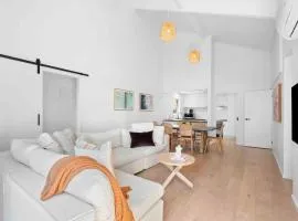 So Beachy! 200m to the beach or shops! Sleeps 8