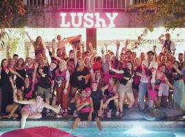 Lushy Hostel Canggu，位于坎古的酒店