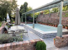 Lyndhurst - Victorian villa with heated pool，位于Roby的自助式住宿