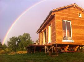 Maison en bois dans un pré，位于Nuits的带停车场的酒店