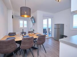 Queen's Lodge Mastrinka by Litto，位于特罗吉尔的酒店