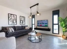 O&O Group - Luxury APT/3 BR/New Tower/Parking