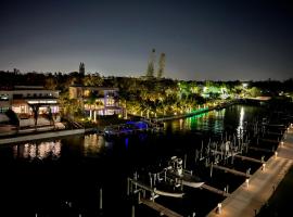 Condo Cuteness with Stellar View ~ On The Water & Perfectly Located，位于萨拉索塔的酒店