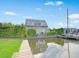 Detached house on the water with jetty in Langweer Frl，位于Boornzwaag的带停车场的酒店