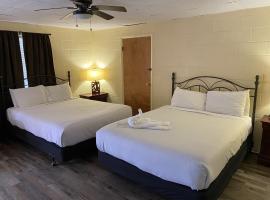 JI10, a Queen Guest Room at the Joplin Inn, at the entrance to Mountain Harbor Resort Hotel Room，位于Mount Ida的酒店