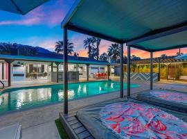 The Ritz - Luxury Home with Pool & Speakeasy Bar，位于棕榈泉的乡村别墅