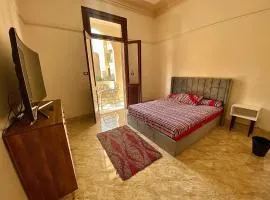 Comfy private room with big sunny balcony near cairo airport مكان مودرن للاقامة دقائق من مطار القاهرة الدولى