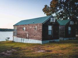 Lakefront Cedar Cabin - 7，位于Mead的酒店