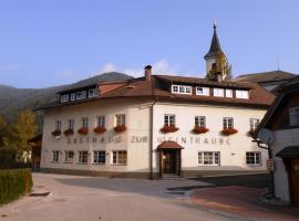 Apartment Weintraube，位于Rohr im Gebirge的带停车场的酒店