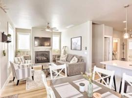 NEW! Cozy & Modern Spearfish Home Near Downtown!，位于斯皮尔菲什的酒店