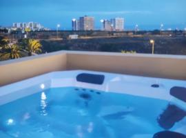 Penthouse Sabina mit Jacuzzi，位于卡亚俄萨尔瓦赫的酒店