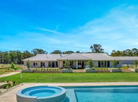 Luxury Hunter Valley Estate，位于Lochinvar的带按摩浴缸的酒店