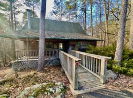 C13 - Forest View two bedroom, two bath Harbor North luxury loft cottage with private hot tub o Lake on Ouachita，位于Mount Ida的酒店
