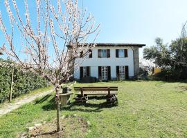 Rustic Holiday Home in Montemarzino with Garden，位于Casasco的度假屋