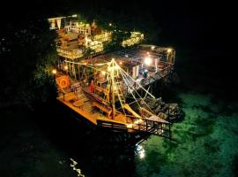 Nua Indah Hotel & Resto Wakatobi，位于万慈的酒店