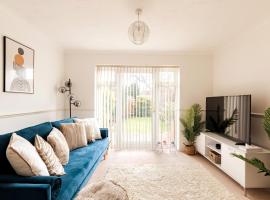 Surrey Stays - 2Bed house, 2 parking spaces, RH1, near Gatwick Airport，位于红山的酒店