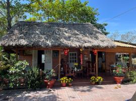 Ty Phu Miet Vuon Homestay - Entire Bungalow，位于Tây Ninh的酒店