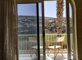 Spacious 3 Bedroom Apt Xlendi with views & Acs using a coin meter