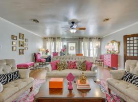 The Pink Azalea - Tyler Home with Yard and Patio!，位于泰勒的酒店