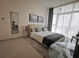 New Aparthotel DAMAC HILLS Bellavista，位于迪拜阿勒马克图姆国际机场 - DWC附近的酒店