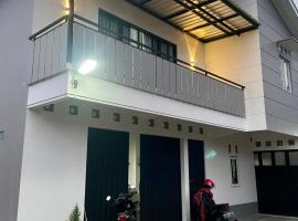 Madina Monochrome Homestay SYARIAH，位于Kalibeber的酒店
