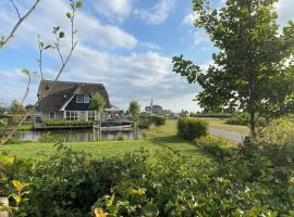 Beautiful wellness villa with sauna, on a holiday park on the Tjeukemeer，位于Delfstrahuizen的酒店