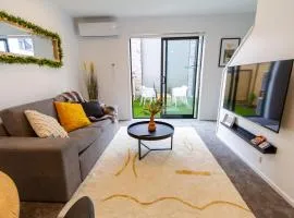 Glamorous 2 bed CBD townhouse w/King bed