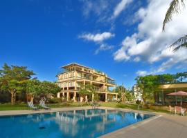 德隆行館，位于宜兰市的带泳池的酒店