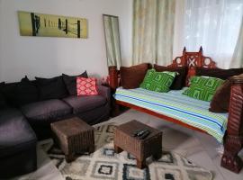 Serene 2 bedroom homestay 15mindrive to the beach，位于蒙巴萨布雷本蒙巴萨国际学校附近的酒店
