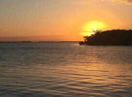 Therapy Cabins - Belize Island Experience，位于Ladyville的酒店