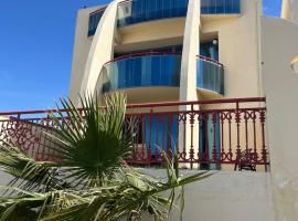 5 bedroom relaxing villa with sea view，位于乌姆盖万的海滩酒店
