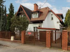Quiet Bemowo House with Garden by Noclegi Renters，位于华沙的酒店
