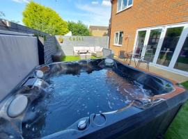 Hot Tub house close to Woodland and Peak District，位于Brimington的带按摩浴缸的酒店