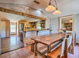 Waterfront Guadalupe River Lodge Home with Dock!，位于塞金的宠物友好酒店