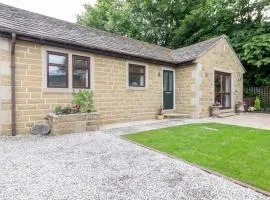 Large 2-Bedroom Bungalow near Airedale Hospital, Keighley, Convenient Location with Parking