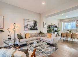 Stylish & Spacious Centrally-Located Home w/Garage，位于麦岭的酒店