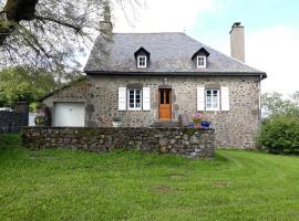 Gîte du Bosquet Pays de Salers Cantal，位于Sainte-Eulalie的酒店