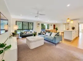 Endless Summer Beach Retreat-pet friendly, walk to shops