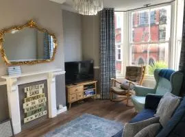 Granby House Holiday Apartments, Apartment 2, In the Old Town, Free On Street Parking included