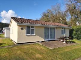 Light and bright 3 bedroom bungalow in Cornwall，位于利斯卡德的度假屋