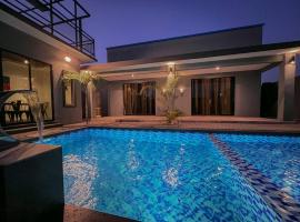 The Luxury Villa -Private Pool-，位于珍南海滩的海滩短租房