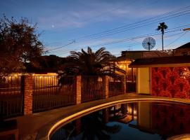 Newer Ranch with Pool and Hot Tub near the Strip and Freemont street.，位于拉斯维加斯小白婚礼教堂附近的酒店