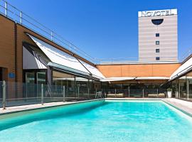 米兰诺富特利纳德机场酒店，位于米兰的带泳池的酒店