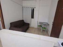 Espaçosa kitnet em itapua 10 min da praia.，位于维拉维尔哈的酒店