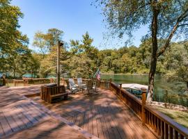 Riverfront Retreat with Fire Pit Fish and Hike!，位于Heber Springs的酒店